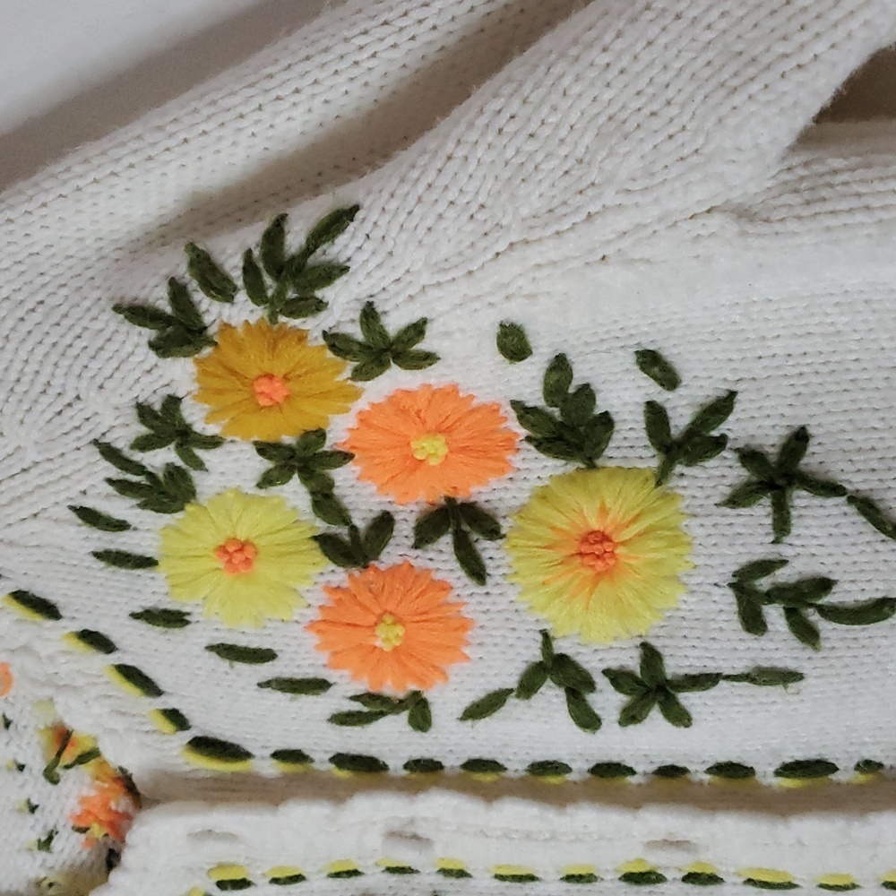 Womens Vintage Handmade Floral Embroidered Knit Sweater Size Small 70's Buttons - Picture 2 of 8